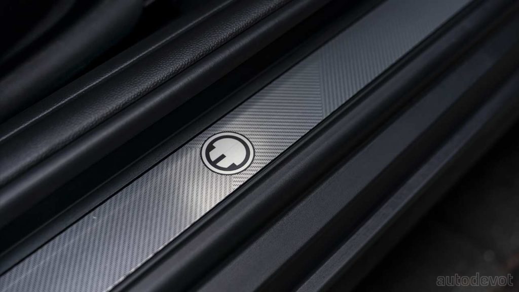 2021-Mini-Cooper-SE-Electric-Collection_door_sill