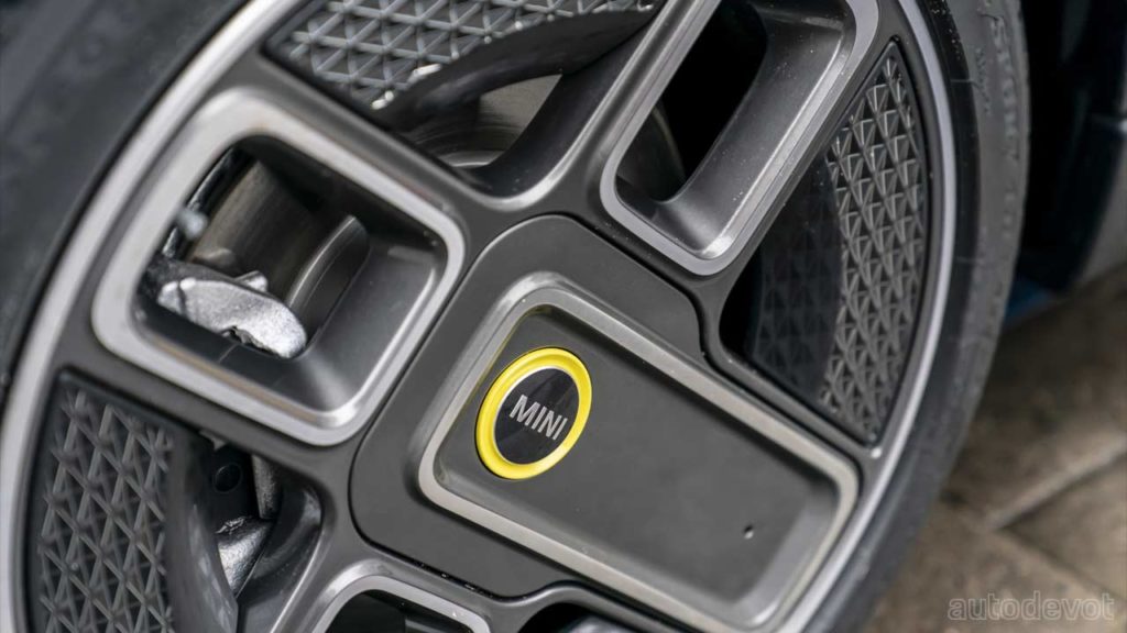 2021-Mini-Cooper-SE-Electric-Collection_wheels