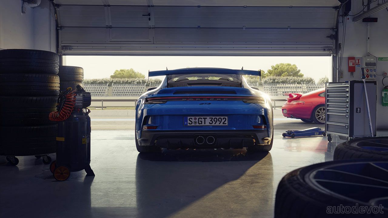 2021-Porsche-911-GT3_rear