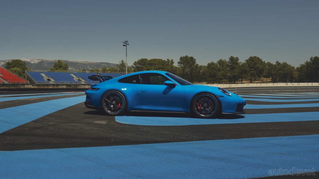 2021-Porsche-911-GT3_side