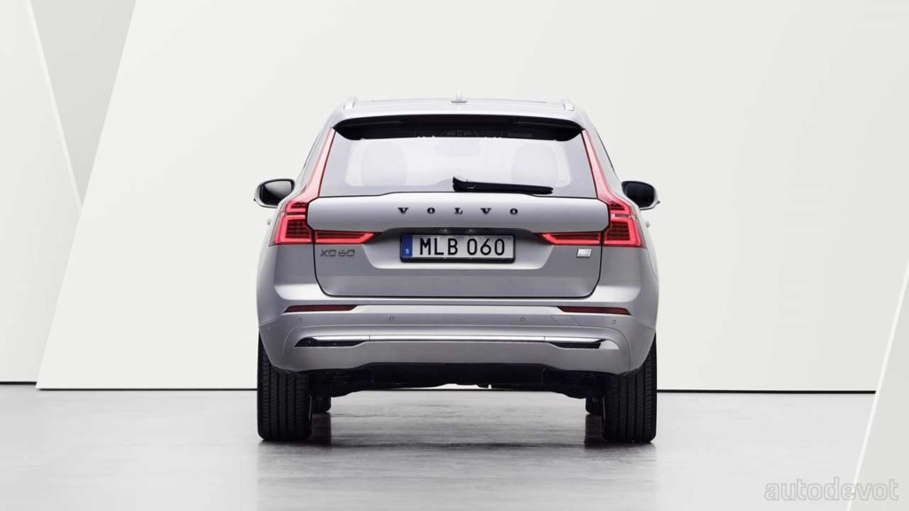 2022-Volvo-XC60_rear