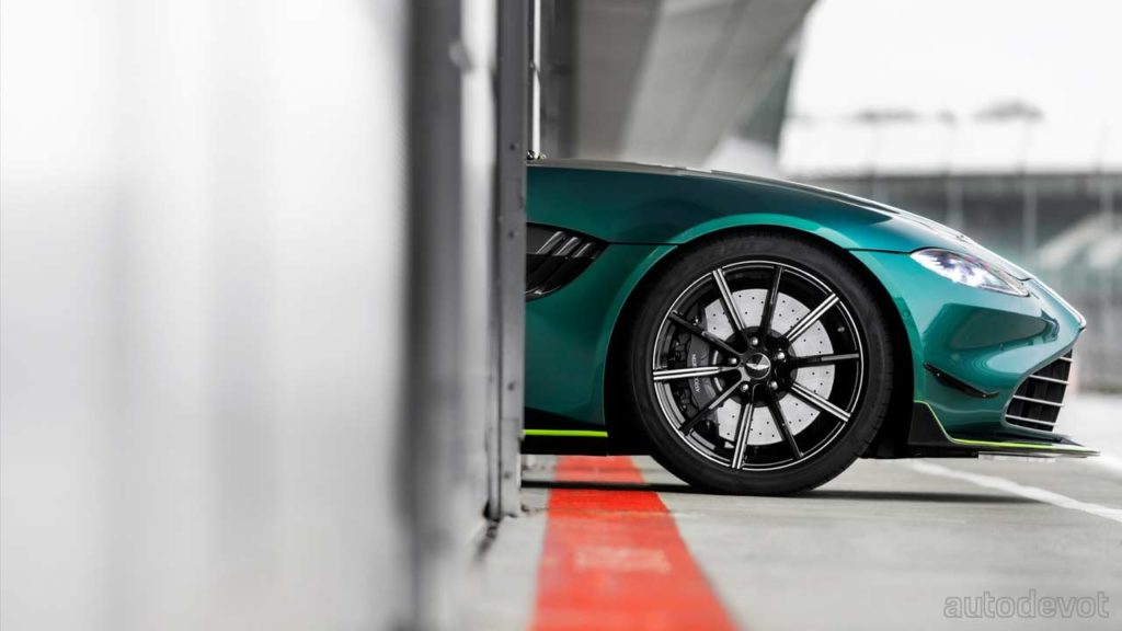 Aston-Martin-Vantage-official-safety-and-medical-car-for-F1_wheels