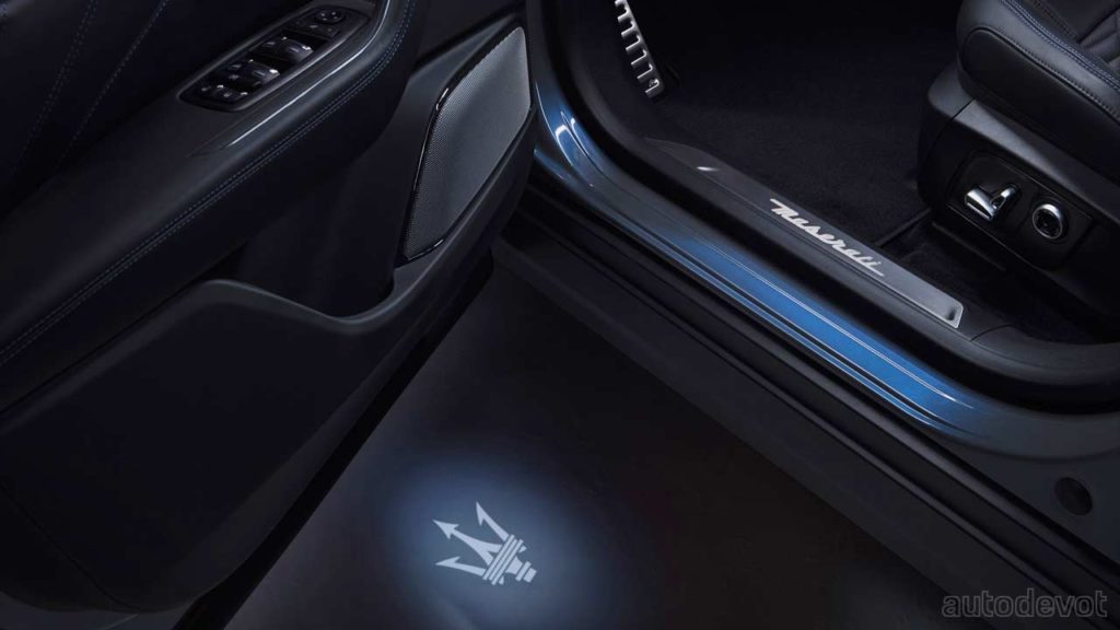 2022-Maserati-Levante-Hybrid_door_projector
