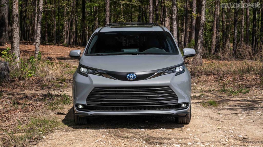 2022-Toyota-Sienna-Woodland-Special-Edition_front