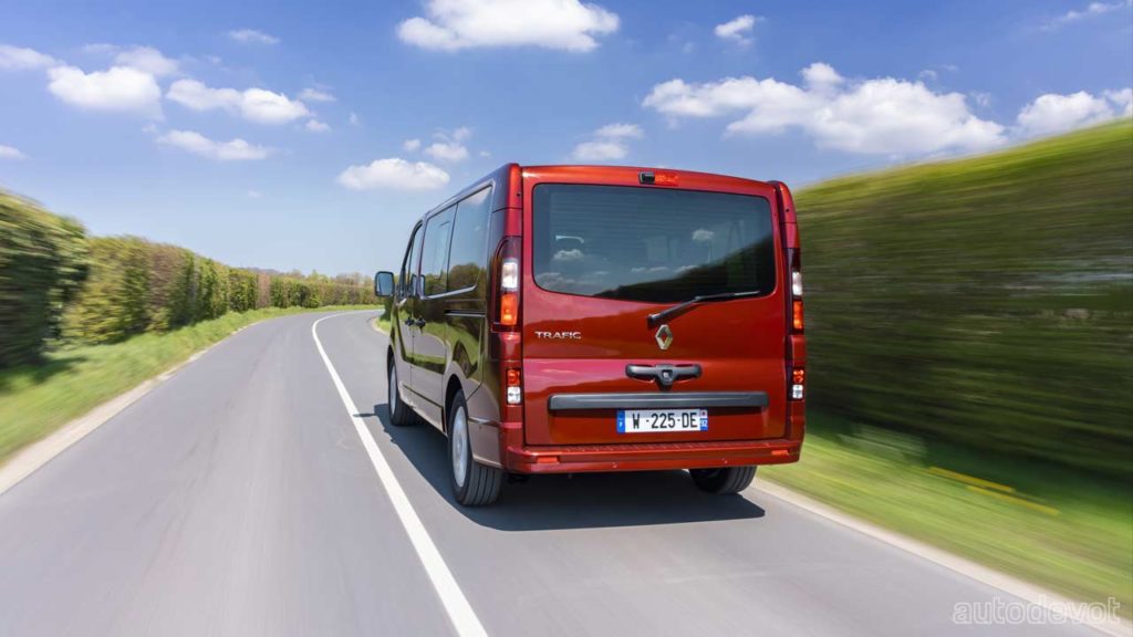 2021-Renault-Trafic-Combi_3