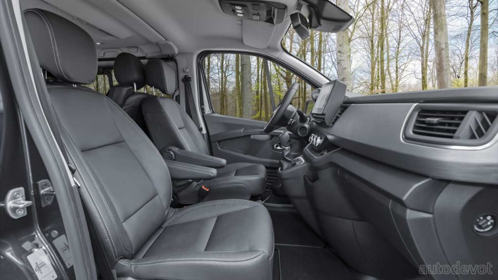 2021-Renault-Trafic-SpaceClass-Signature_interior_front_seats