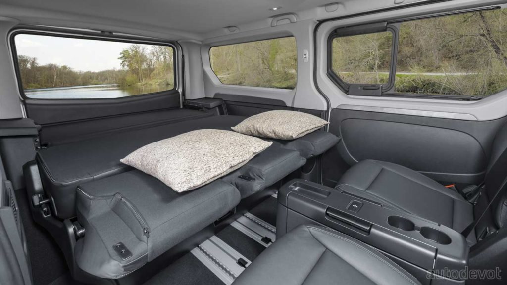 2021-Renault-Trafic-SpaceClass-Signature_interior_rear_seats_2