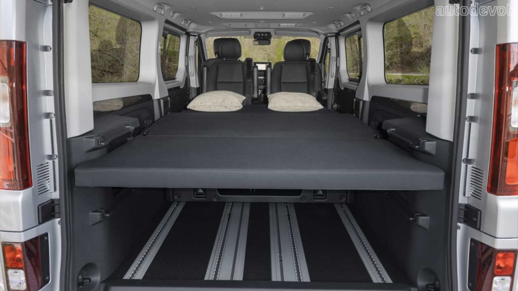 2021-Renault-Trafic-SpaceClass-Signature_interior_rear_seats_3