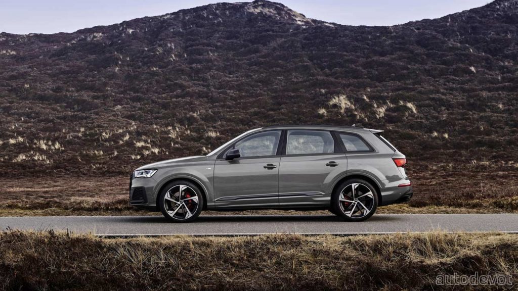 2022-Audi-Q7-competition-plus_side