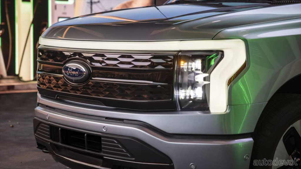 2022-Ford-F-150-Lightning-headlights_grille