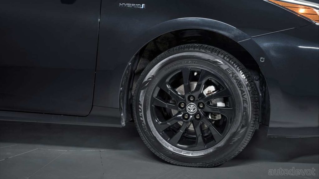 2022-Toyota-Prius-Nightshade-Edition_wheels