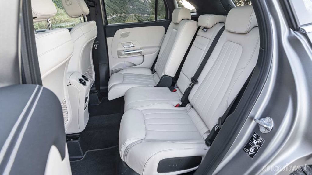 2nd-generation-Mercedes-Benz-GLA-220d_interior_rear_seats