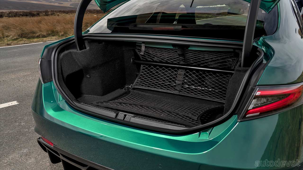 Alfa-Romeo-Giulia-GTAm_boot