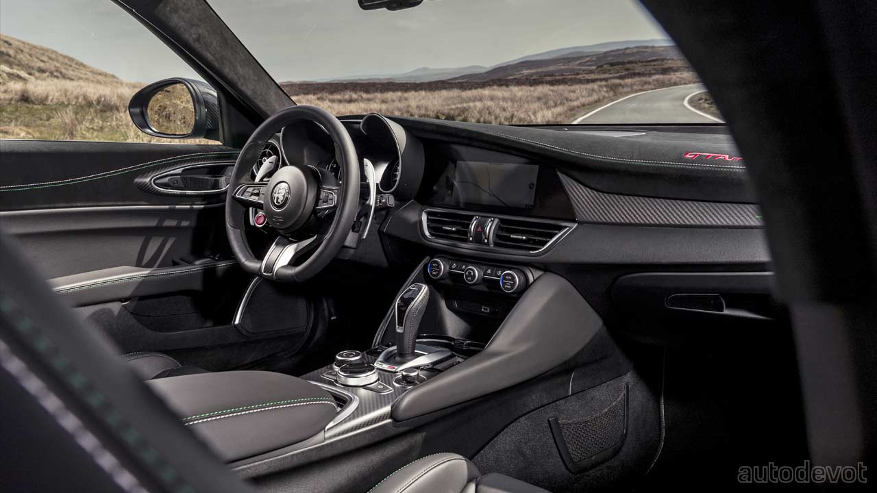 Alfa-Romeo-Giulia-GTAm_interior