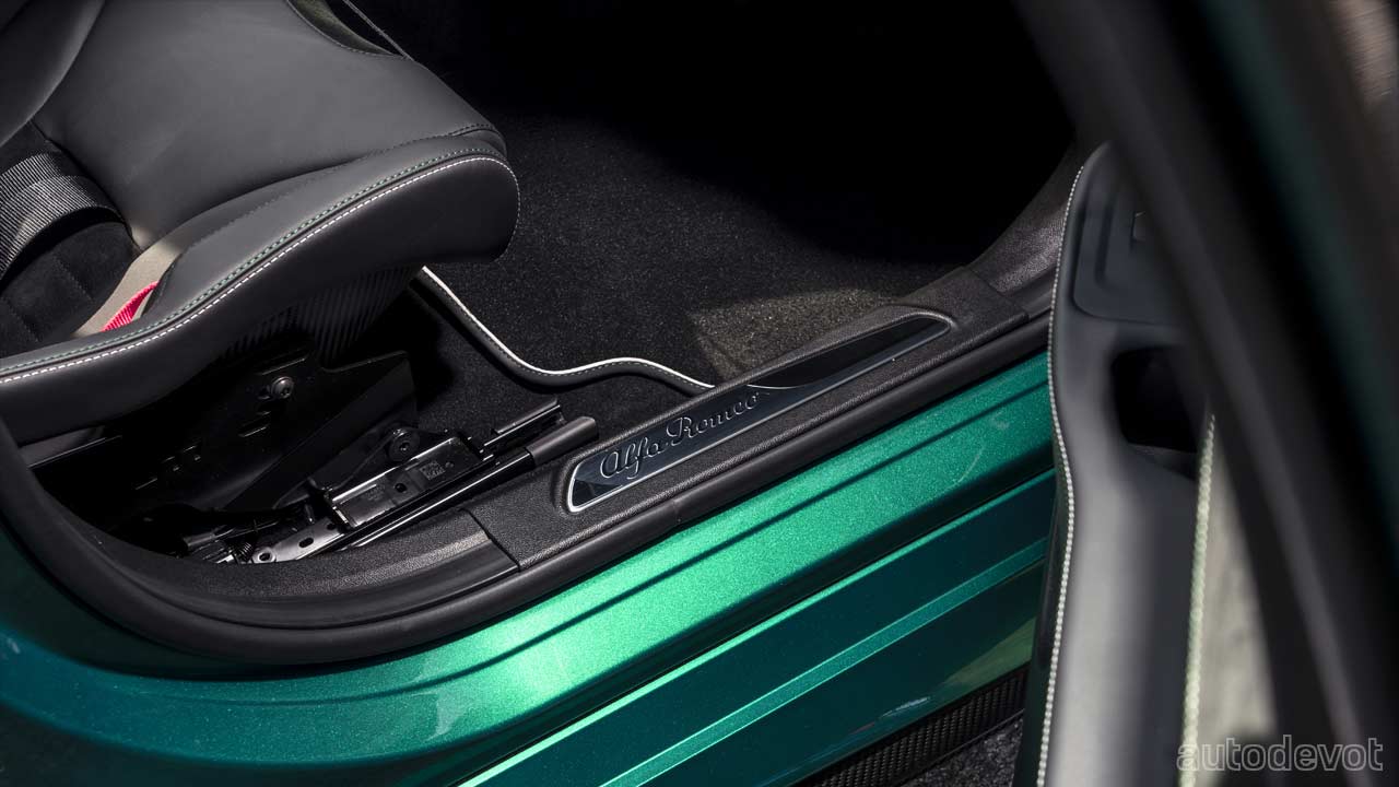 Alfa-Romeo-Giulia-GTAm_interior_door_sill