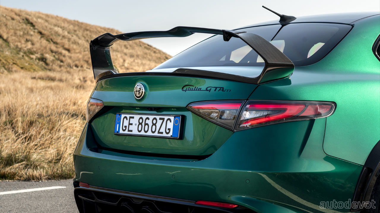 Alfa-Romeo-Giulia-GTAm_rear_wing_taillights
