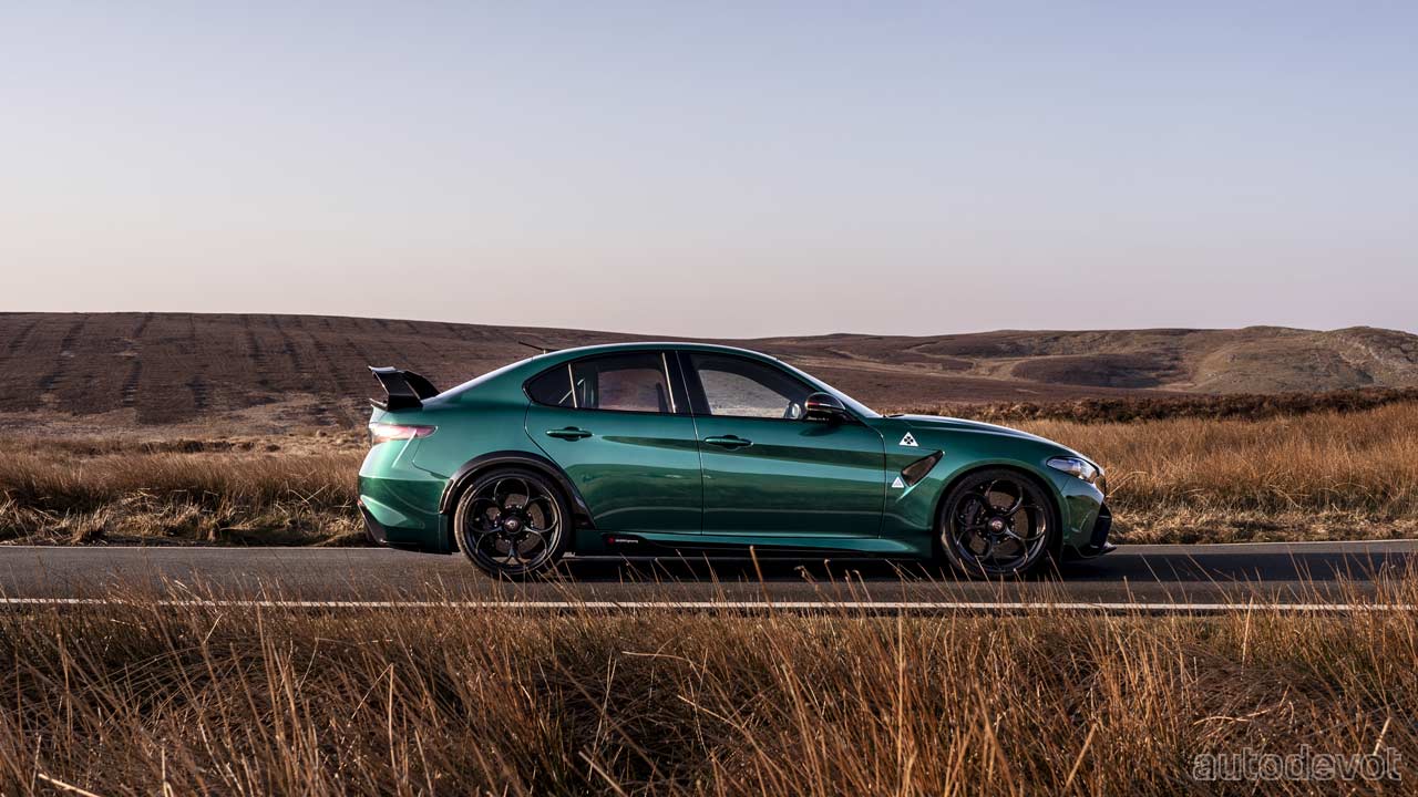 Alfa-Romeo-Giulia-GTAm_side