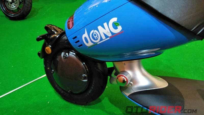Benelli-Dong-electric-scooter_rear_wheel