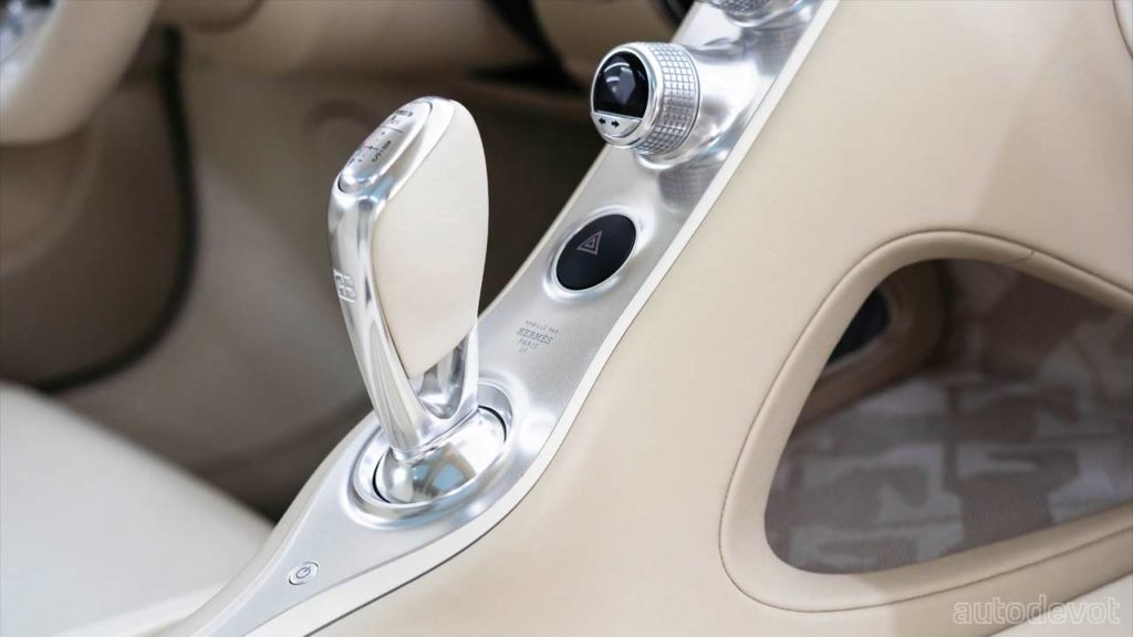 Bugatti-Chiron-Hermès_interior_centre_console