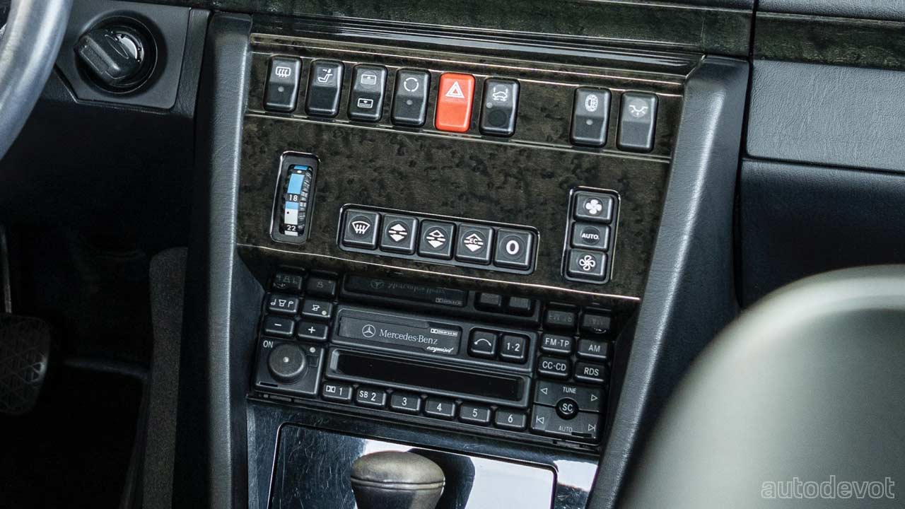 Mercedes-Benz-500-E_interior_dashboard