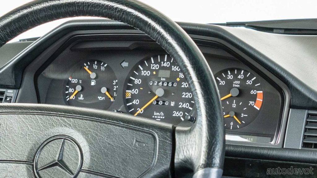Mercedes-Benz-500-E_interior_instrument_cluster
