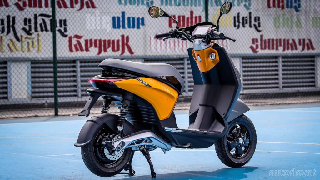 Piaggio-ONE-electric-scooter_2