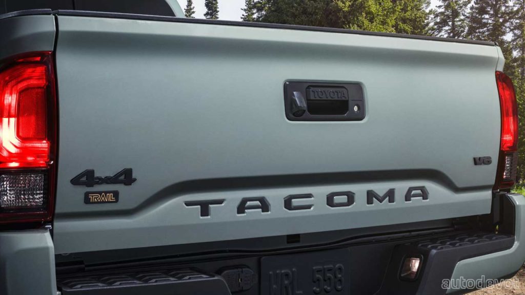 2022-Toyota-Tacoma-Trail-Edition-4×4_rear_badge