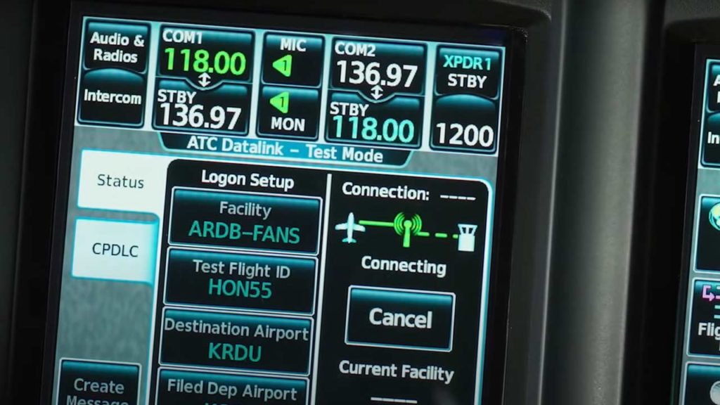 HondaJet-Elite-S_cockpit_text_based_communication
