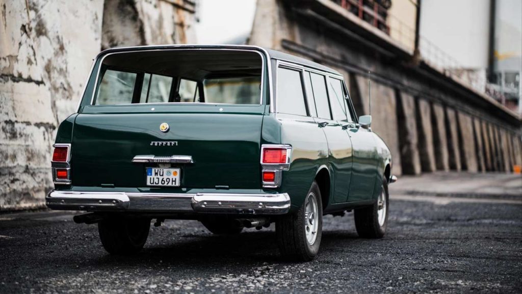 Jerrari-a-mashup-of-1969-Jeep-Grand-Wagoneer-and-Ferrari-365-GT_3