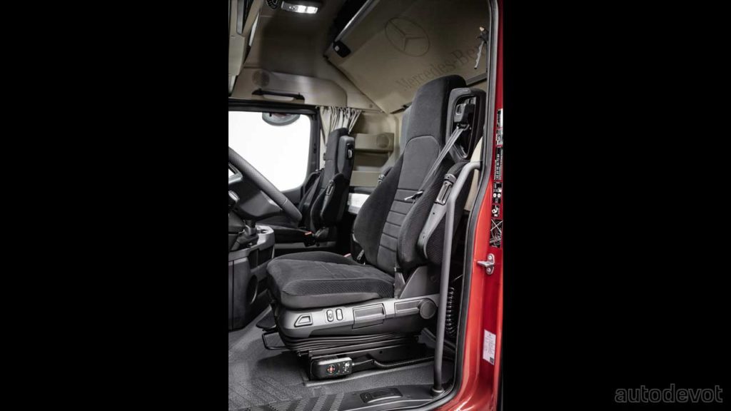 Mercedes-Benz-Actros-L-truck_interior_seats