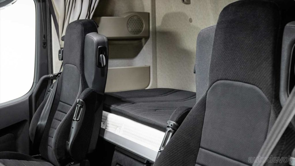 Mercedes-Benz-Actros-L-truck_interior_seats_2