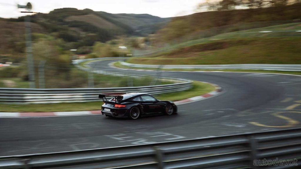 Porsche-911-GT2-RS-with-Manthey-Performance-Kit-Nurburgring-lap_3