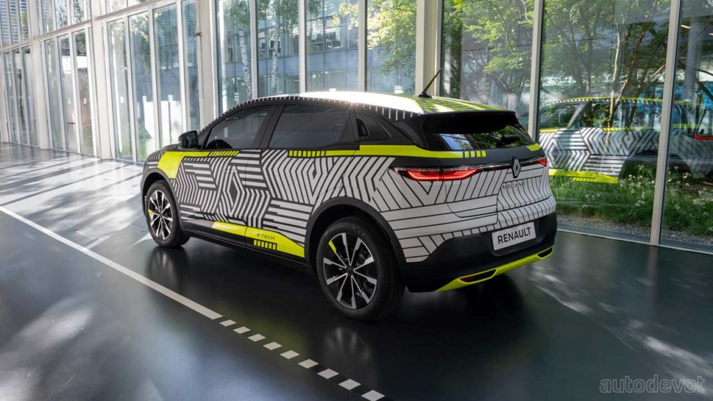 Renault-MEGANE-E-TECH-Electric-pre-production-prototype_rear_three_quarter