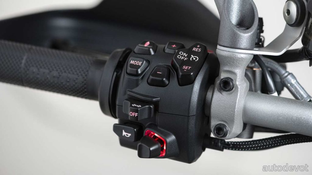 2021-Ducati-Multistrada-V4-S_handle_switches