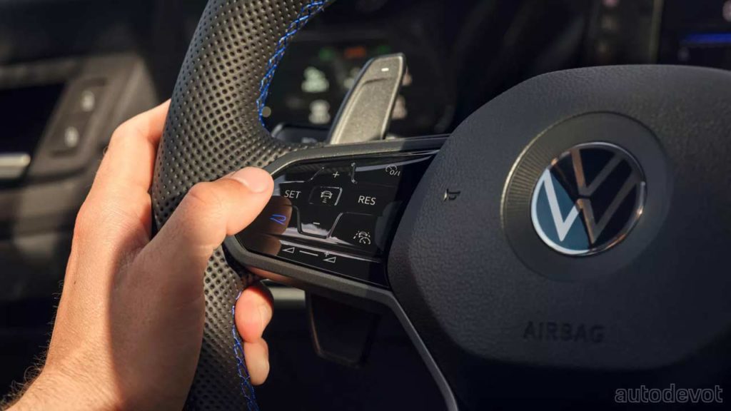 2022-Volkswagen-Golf-R-Estate_interior_steering_wheel