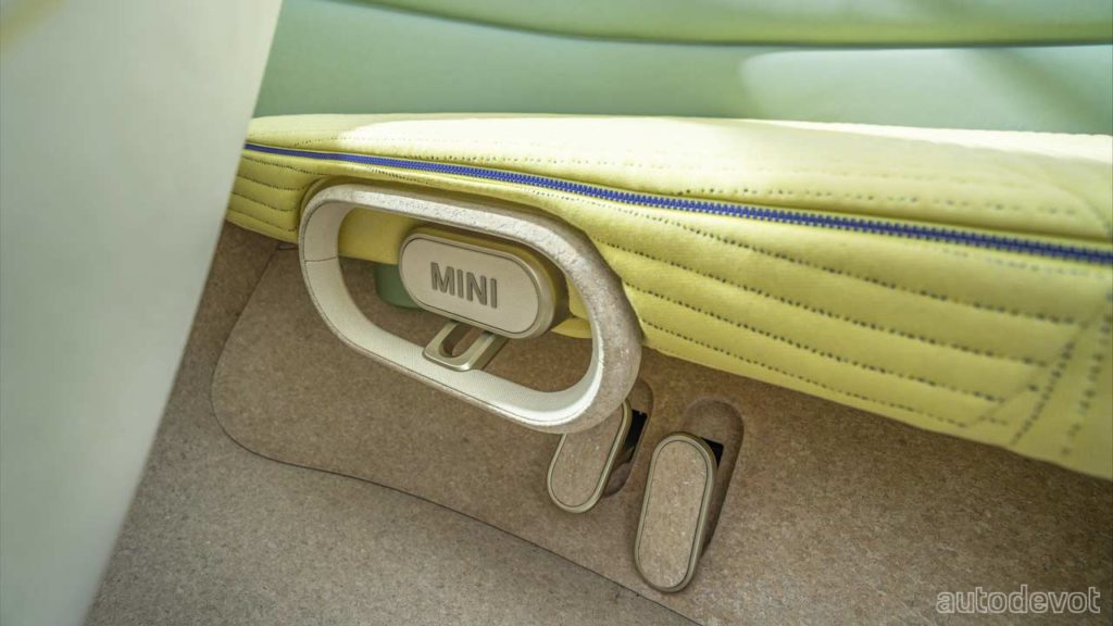 MINI-Vision-Urbanaut-prototype_interior_steering_wheel_retracted