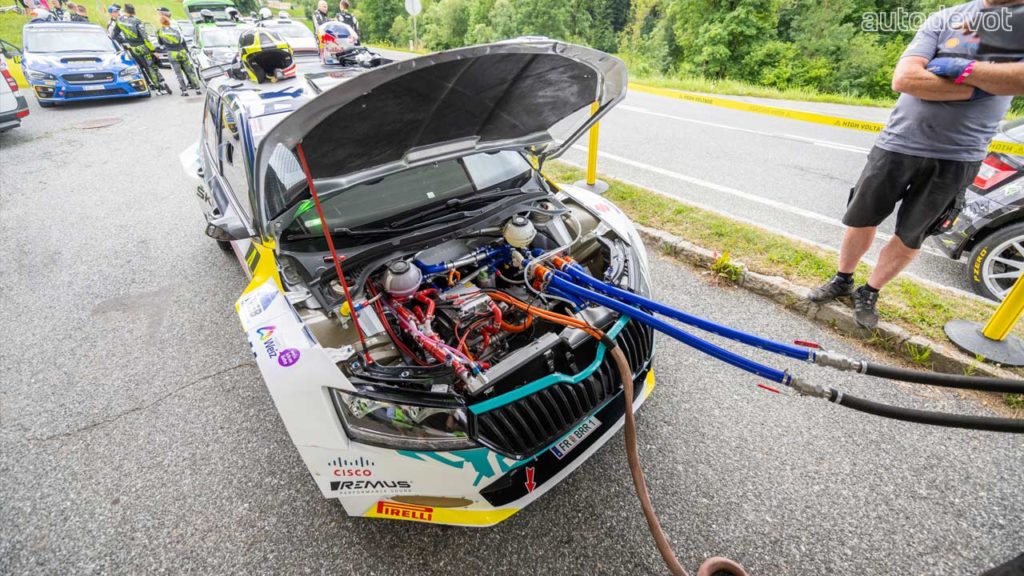 ŠKODA-RE-X1-Kreisel-electric-rally-car_charging
