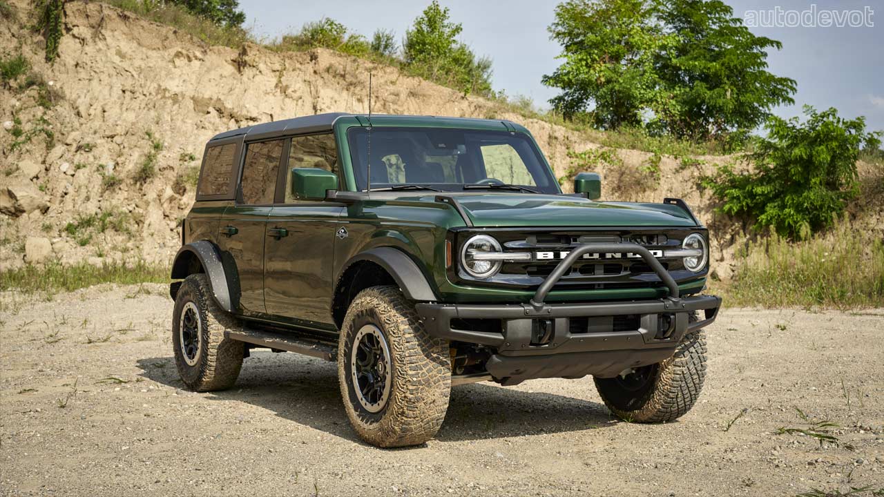 2022-Ford-Bronco-in-Eruption-Green