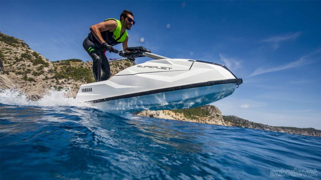 2022-Yamaha-WaveRunner-Superjet_3