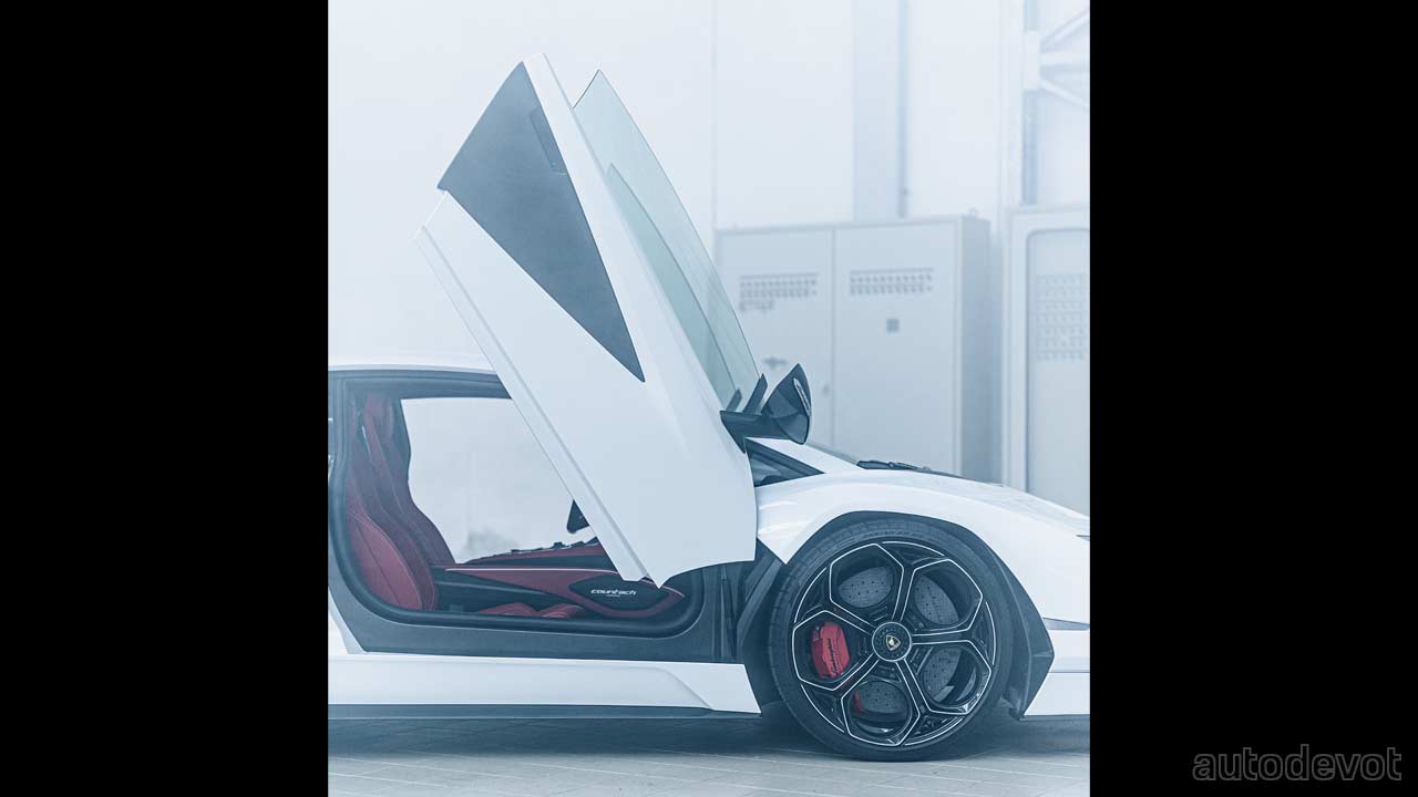Lamborghini-Countach-LPI-800-4_doors_open