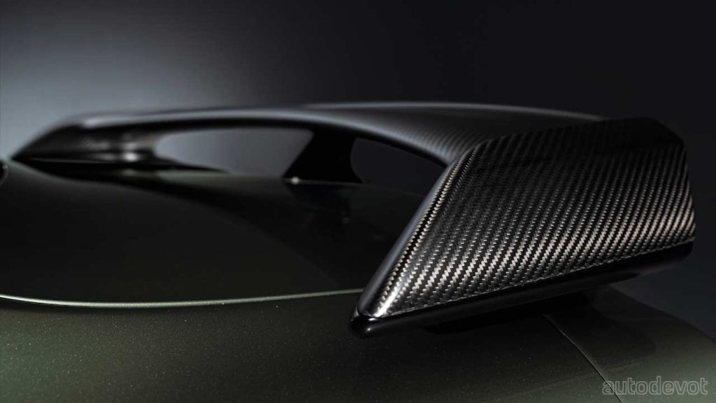2022-nissan-gt-r-premium-edition-t-spec_rear_wing