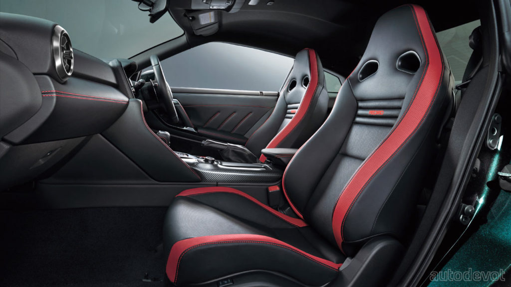2022-nissan-gt-r_interior_seats