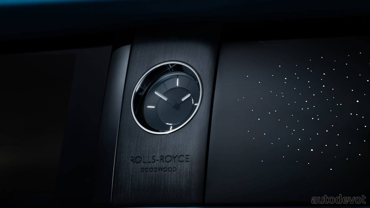 2022-Rolls-Royce-Ghost-Black-Badge_interior_timepiece