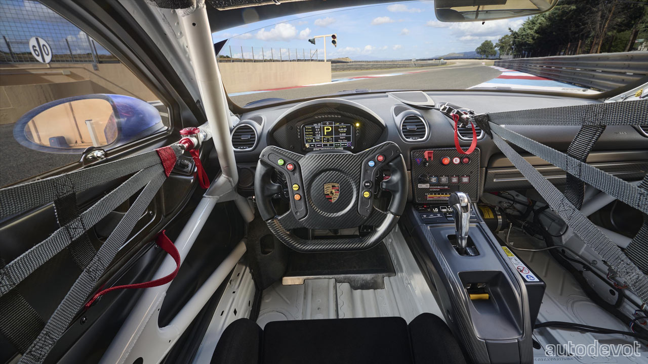 2022-Porsche-718-Cayman-GT4-RS-Clubsport_interior
