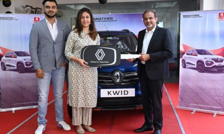 Renault-Kwid-400000th-customer-India