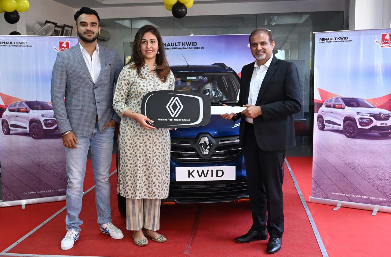 Renault-Kwid-400000th-customer-India