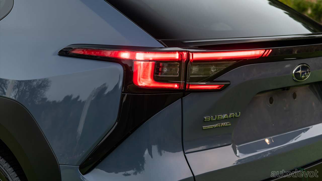 Subaru-Solterra_taillights