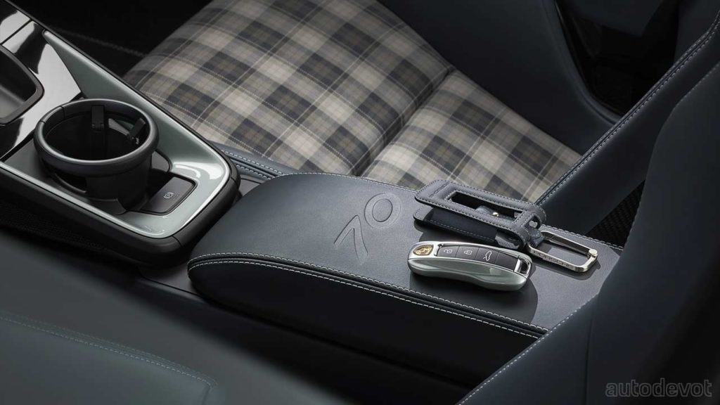 Porsche-911-GT3-70-Years-Porsche-Australia-Edition_interior_keyfob