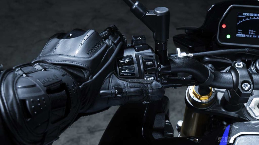 2022-Yamaha-MT-10-SP_handle_2