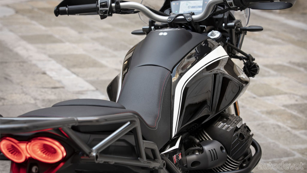 Moto-Guzzi-V85-TT-Guardia-d’Onore_taillight